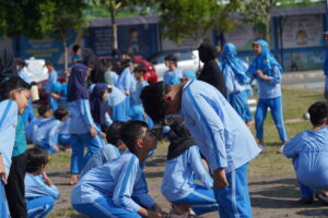 Perjuangan siswa memindahkan bola dalam cup pada permainan kedua