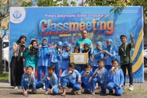 Setelah menerima hadiah apresiasi dan medali, siswa berfoto bersama wali kelasnya