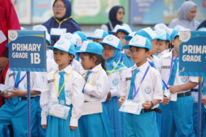 Siswa grade 1 berbaris rapi di lapangan futsal untuk mengikuti Pembukaan MPLS