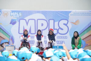 Direktur GIS 3 Jogja dan Wakil Kepala Sekolah Primary bersiap melepaskan burung merpati