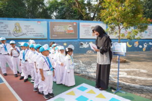 Seorang teacher sedang menjelaskan tata cara bermain dalam salah satu game