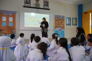 Potret guru dan siswa sedang mempelajari rules bersama di kelas