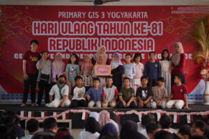 Penyerahan hadiah untuk pemenang di upper class