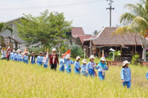 Bersama teachers dan tim Erista Garden, anak-anak berjalan menyusuri persawahan