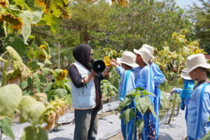 Anak-anak tampak antusias mengenal bunga matahari