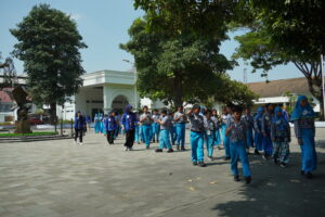 Anak-anak dan guru berjalan bersama menuju Gedung Agung di Istana Kepresidenan Yogyakarta