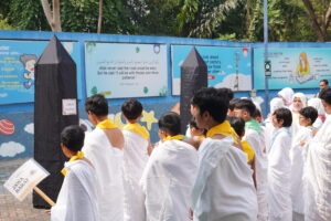 Potret anak-anak yang sedang melakukan simulasi melempar jamrah