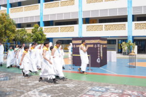 Dipimpin oleh Mr. Okky, anak-anak melakukan simulasi sa'i