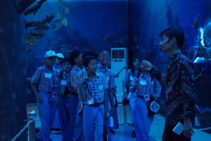Anak-anak masuk dan mengeksplorasi Zona Paleozoic didampingi seorang pemandu