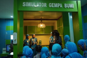Potret anak-anak ketika sedang mencoba simulator gempa bumi