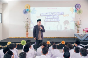 Ustaz Bram memaparkan materi tentang "I'm Growing"