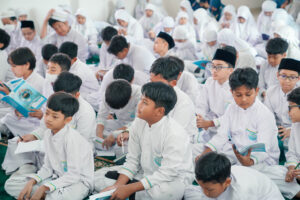 Suasana Pendidikan Aqil Baligh grade 5 dan 6, anak-anak tampak memperhatikan pemateri