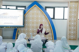 Di sesi kedua, anak-anak perempuan belajar bersama Ustazah Ica