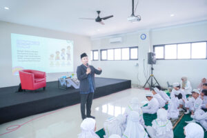 Di sesi pertama, Ustaz Bram memaparkan materi tentang pertumbuhan manusia