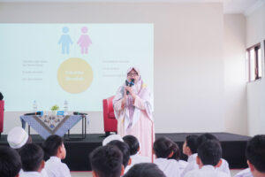 Potret Ustazah Deri sedang mempresentasikan materinya kepada anak-anak