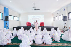 Anak-anak perempuan belajar tentang organ reproduksi bersama Ustazah Deri