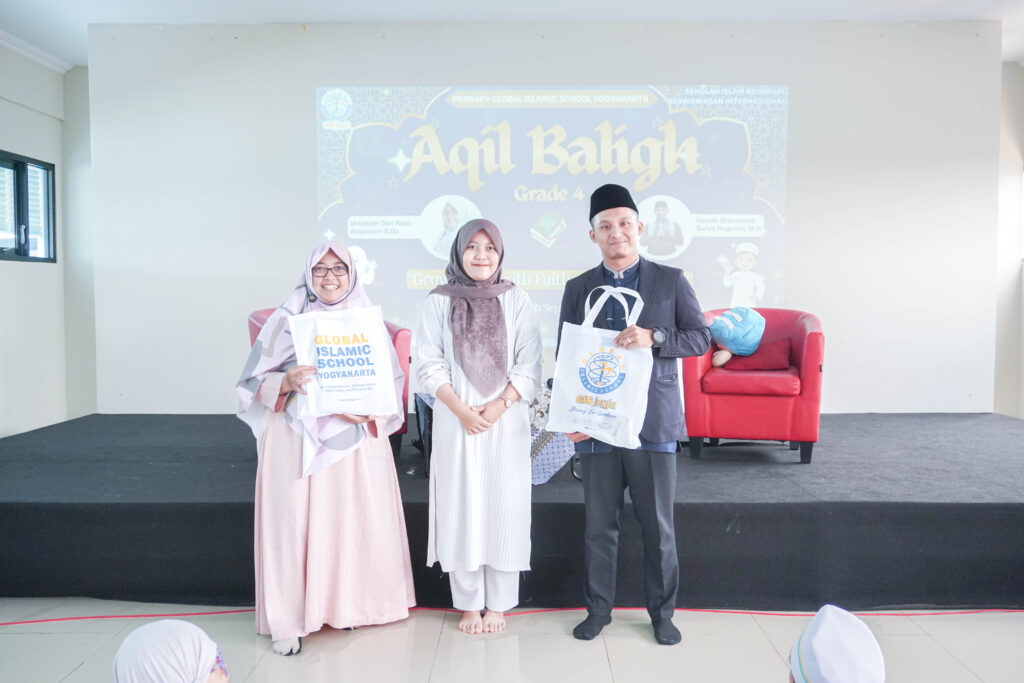 Penyerahan souvenir dari GIS 3 Jogja kepada Ustaz Bram dan Ustazah Deri
