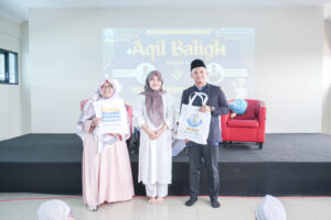 Penyerahan souvenir dari GIS 3 Jogja kepada Ustaz Bram dan Ustazah Deri